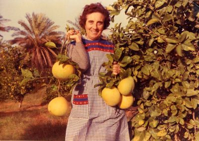 I.1960 Lucia Rossano tra tra pompelmi arance e palme